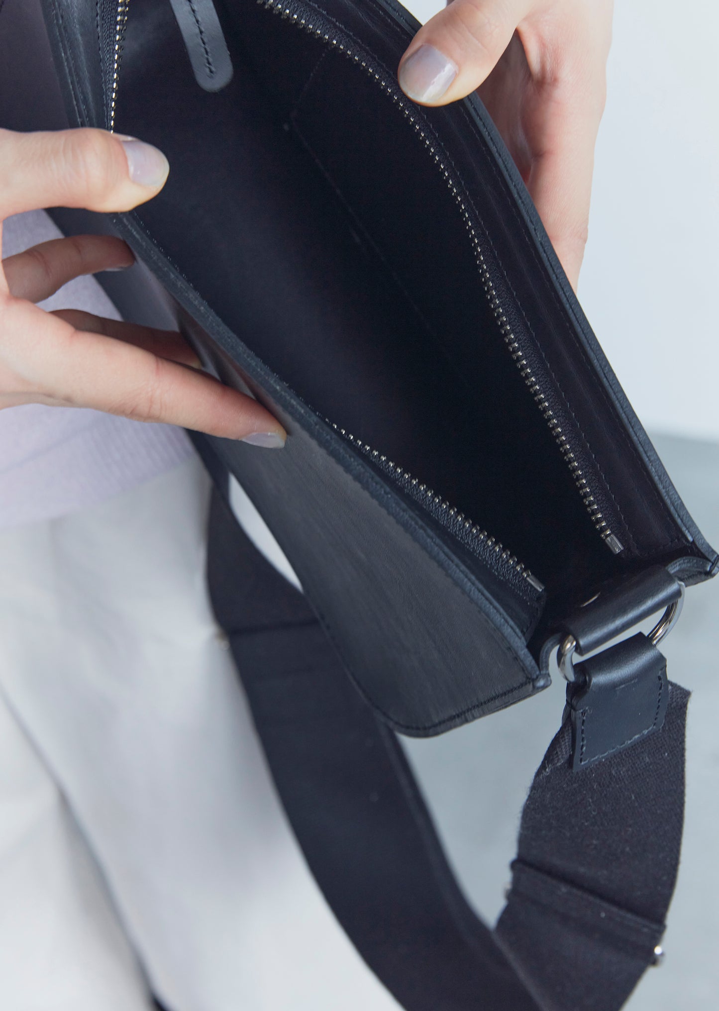 《 予約 》Unfinished Leather Shoulder Bag